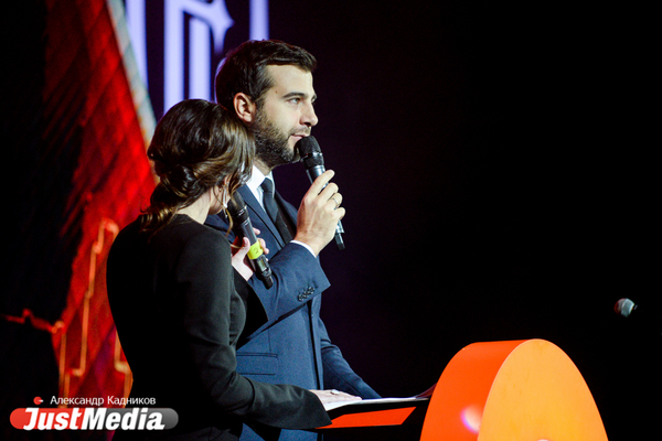 Несколько тысяч свердловских VIP-ов и тонкий троллинг от Урганта. РЕПОРТАЖ с «Народной премии». ФОТО - Фото 1