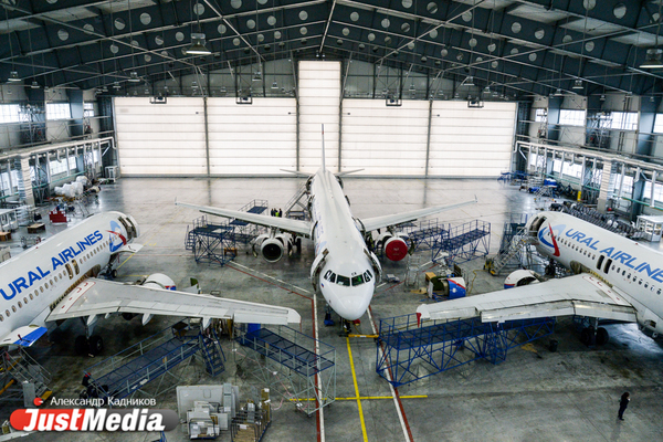 «При взлете и посадке колеса разогреваются до 600 градусов». JustMedia.ru побывал в ангаре для техобслуживания самолетов - Фото 1