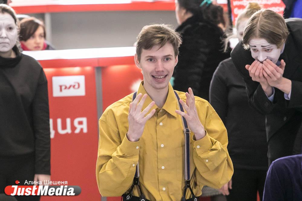 «Для творческого человека поезд – это всегда вдохновение». Уральские поэты прочитали свои стихи в холле железнодорожного вокзала - Фото 1