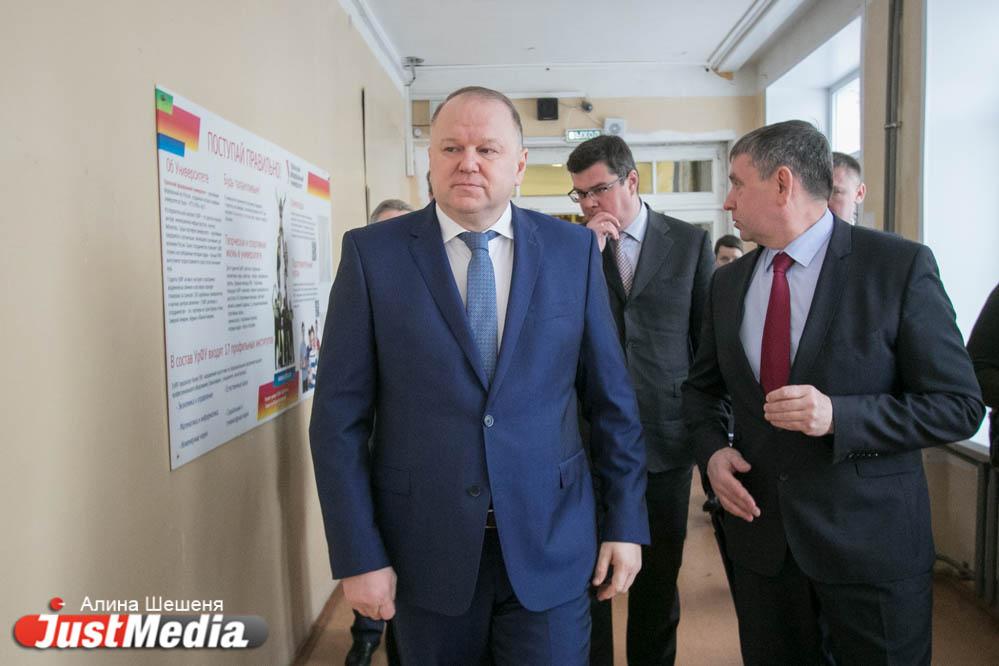«Образовательное учреждение такого уровня заслуживает другого отношения». Полпред Цуканов побывал на экскурсии в СУНЦе УрФУ - Фото 1