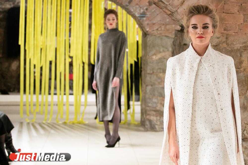 Бальные туфли из Франции, первые швейные машинки Singer и винтажная китайская шкатулка: екатеринбуржцам показали модные вещи из прошлого столетия - Фото 1