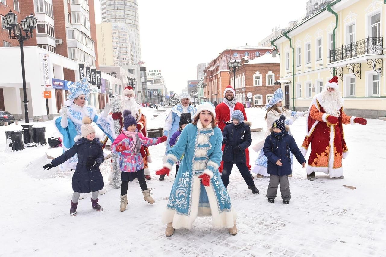«Один раз даже банан дали». Рассказываем, как врачи, проводники и Дед Мороз встречают Новый год  - Фото 1