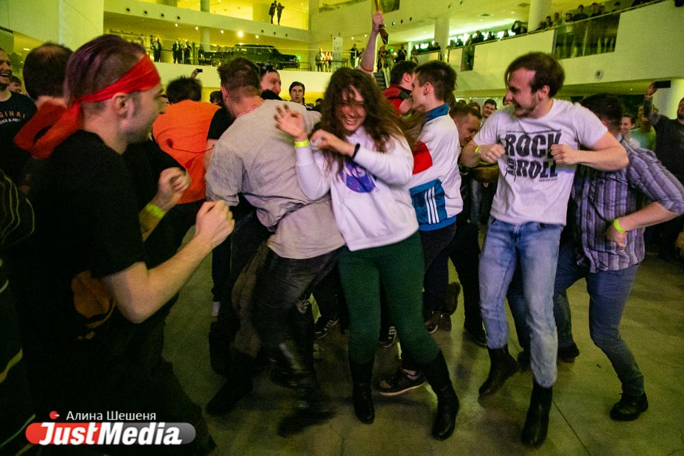 Cатана на сцене, пляски с топором под балалайку и дикий слэм. На «Старом Новом Роке» Найк Борзов сломал голову, а у кого-то был первый раз - Фото 1
