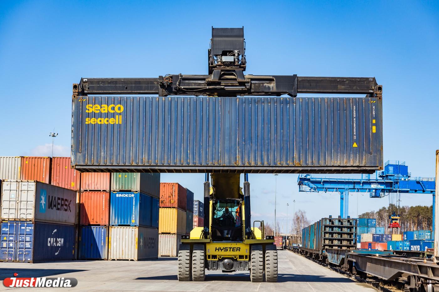 «Город» разноцветных «кирпичиков». JustMedia.ru показывает, где хранят, и как отправляют по железной дороге контейнеры - Фото 1