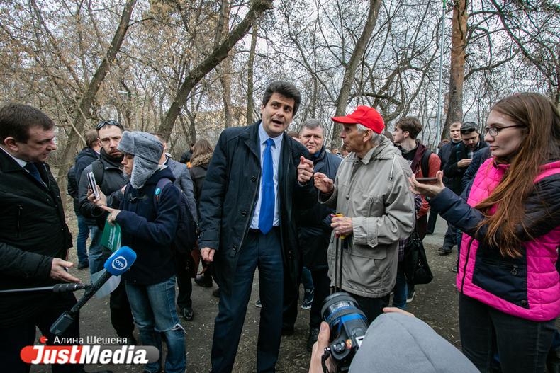 «Озеленение здесь не производилось лет сто». Высокинский встретился с горожанами в Зеленой роще и обсудил благоустройство парка - Фото 1