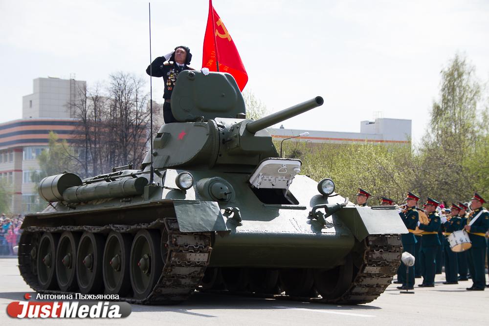 Уникальная военная техника и грандиозное авиашоу. В Верхней Пышме прошел парад Победы - Фото 1