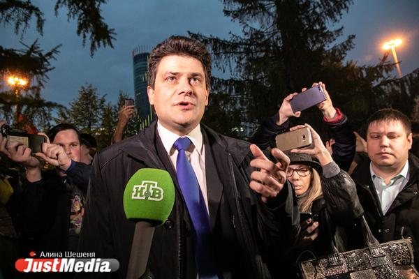 «Зачем мы собрались, если все решил губернатор?» Как прошла встреча Высокинского с защитниками сквера - Фото 1