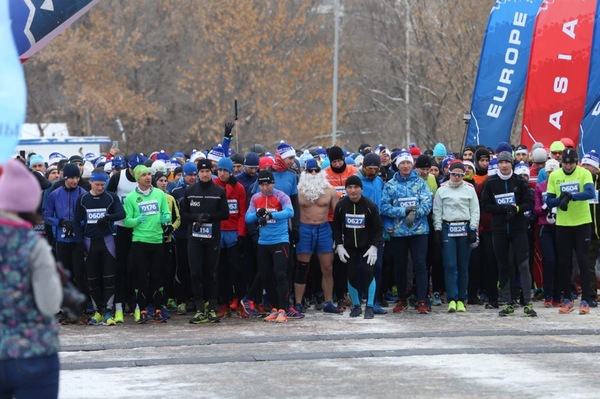 «Скучновато просто бегать в парке». Викинги, кенгуру, Деды морозы и мужчины с голыми торсами «оккупировали» центр Екатеринбурга - Фото 1