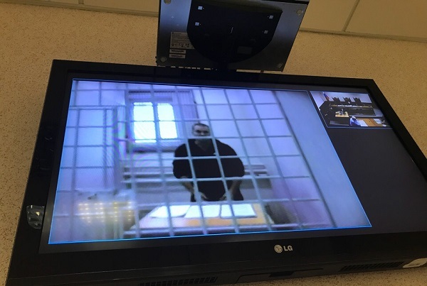  «Скоро начну выражаться на местном лексиконе». Суд оставил в СИЗО политолога Устинова - Фото 1