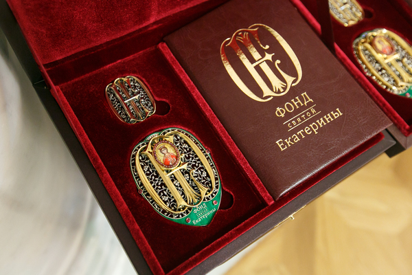 Воздушная фея, ремонтник-благотворитель и многодетная мама: Куйвашев вручил награды героям, чьи подвиги изменили судьбы уральцев - Фото 1