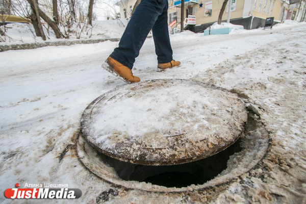 В Екатеринбурге пенсионерка обварилась, но компенсации не получила. Инструкция JustMedia о том, что делать, если провалился в люк - Фото 1
