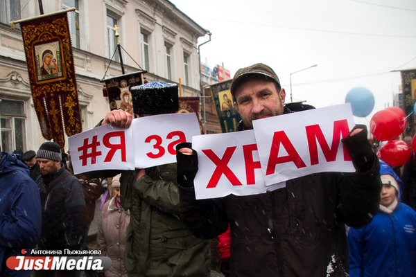 Крестный ход с песнями палестинских скаутов и гигантский кулич. Как 20 000 верующих отпраздновали Пасху под снегом - Фото 1
