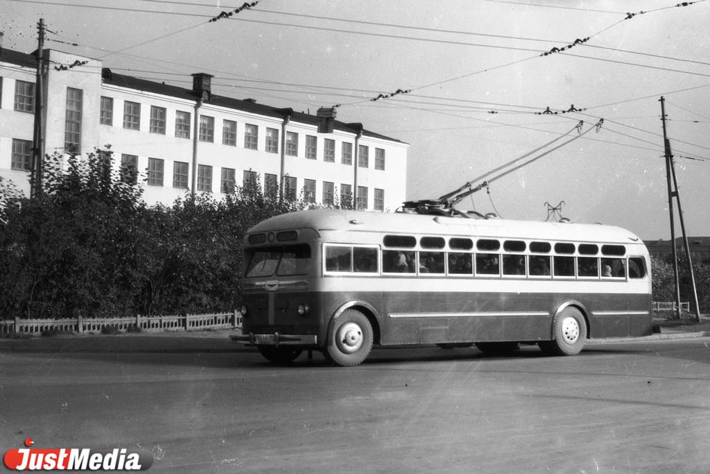 17-метровые «гармошки» и утопание «рогатых» в лужах. Как работал свердловско-екатеринбургский троллейбус в 1990-2000-е годы в спецпроекте «Е-транспорт» - Фото 1