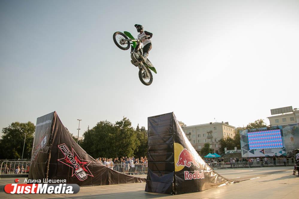 «Шоу будет уникальным». В День города на Плотинке выступят звезды мото- и велофристайла мировой величины - Фото 1
