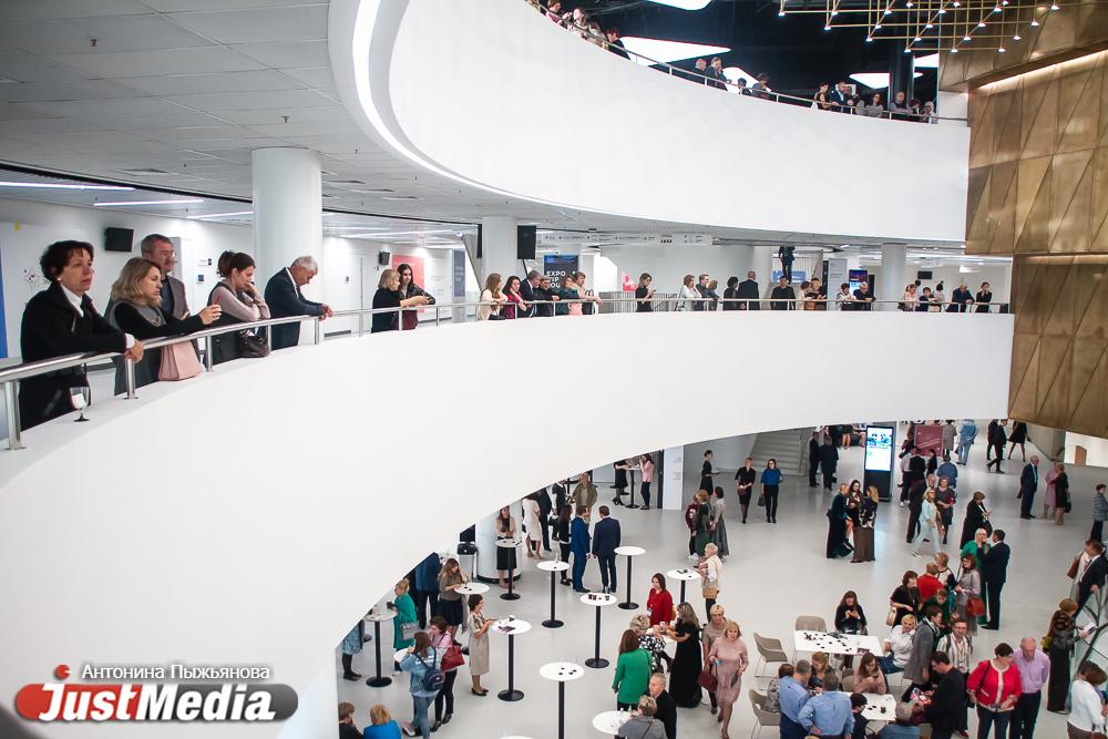 Более 100 халявных бутылок «Абрау Дюрсо» и никакого четкого дресс-кода. Репортаж с открытия конгресс-центра в Екатеринбурге - Фото 1