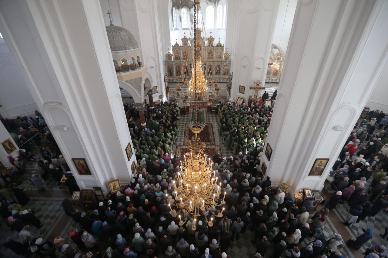 Тысячи паломников заполонили двор монастыря и храмы в Верхотурье на день святого Симеона - Фото 1