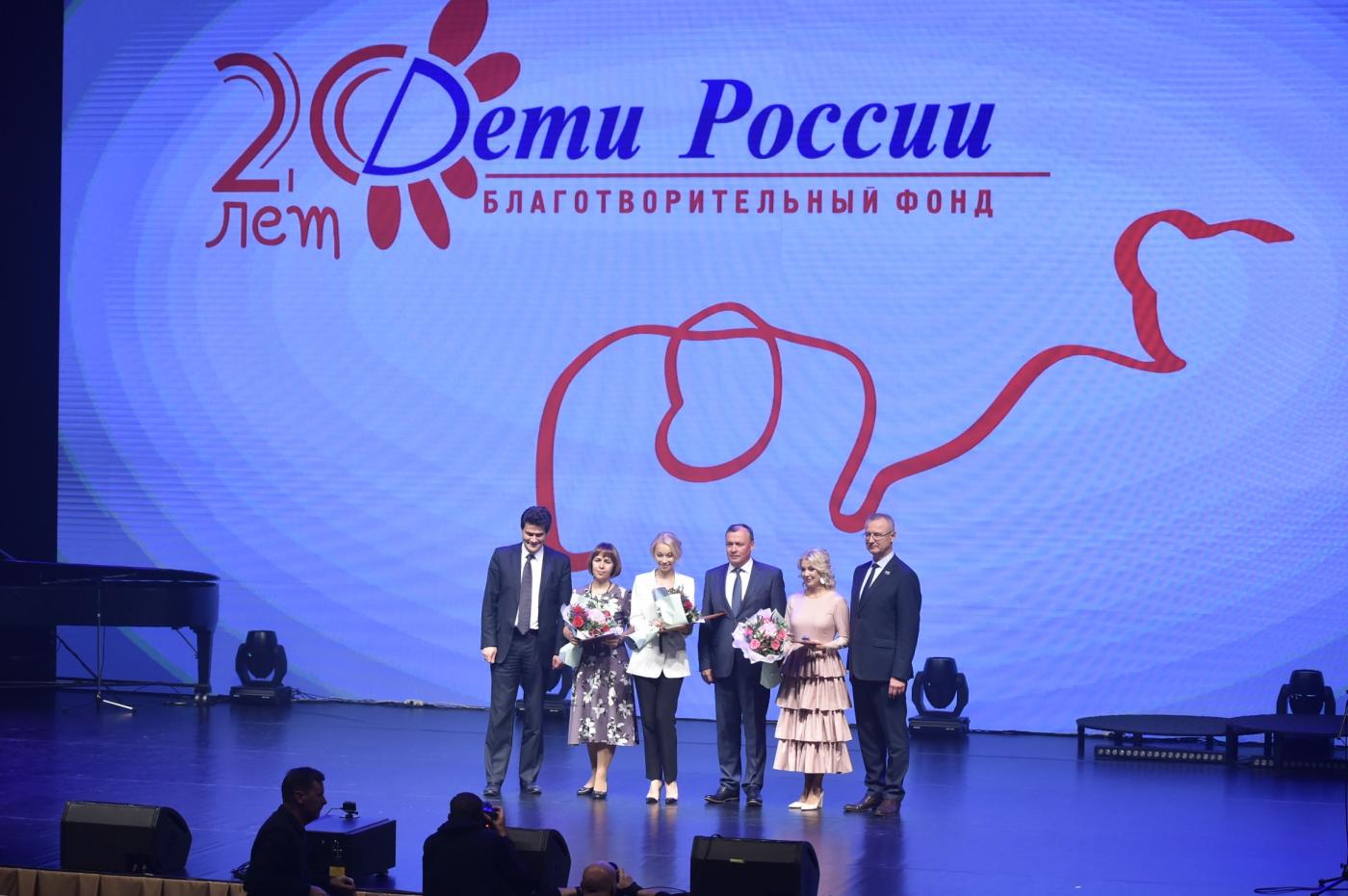 В Екатеринбурге отгремело торжество в честь Благотворительного фонда  «Дети России». «Космос» заполонили подопечные фонда, актеры и музыканты - Фото 1