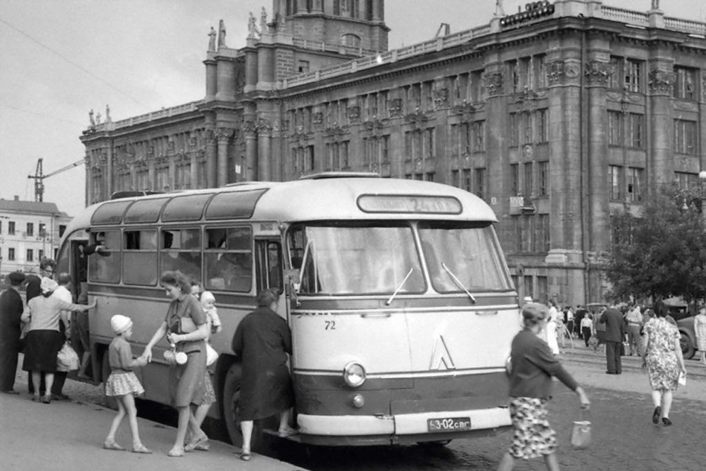 Водители лавировали в пробках, а в салонах вновь появились кондукторы. Как работали екатеринбургские автобусники в середине 1990-х годов в спецпроекте «Е-транспорт» - Фото 1