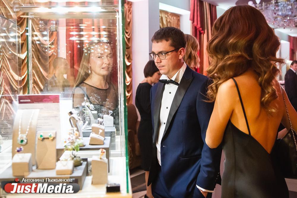 «Октоберфест и балкон с геранями». Стилист оценил наряды гостей на главной бизнес-премии - Фото 1