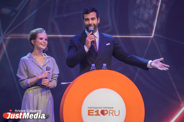 «В 90-е убивали людей». Как в Екатеринбурге награждали бизнесменов под стеб Урганта и песню Монеточки  - Фото 1