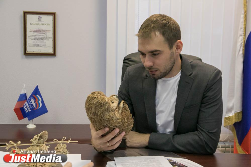  «Че мы там должны говорить, когда денег просят?» Как депутат Шипулин провел свой первый прием жителей в Екатеринбурге - Фото 1