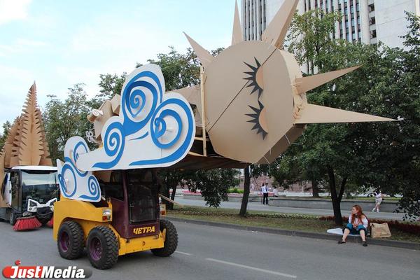Автомобили, кошки и картон: как в Екатеринбурге отпраздновали День города  - Фото 1
