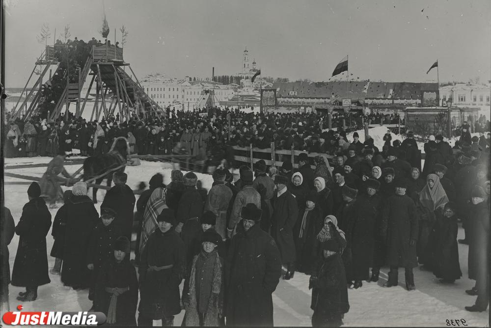 «Элите – маскарады, ремесленникам – огромные скелеты мамонтов и кони, смахивающие на кошку». Как в дореволюционном Екатеринбурге отмечали Новый год - Фото 1