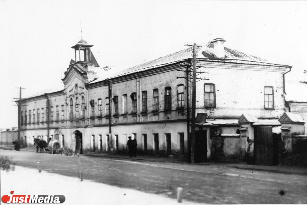 История старейшего госпиталя в Екатеринбурге, где был первый театр, тюремные застенки, богадельня с церковью, а теперь музей ИЗО - Фото 1