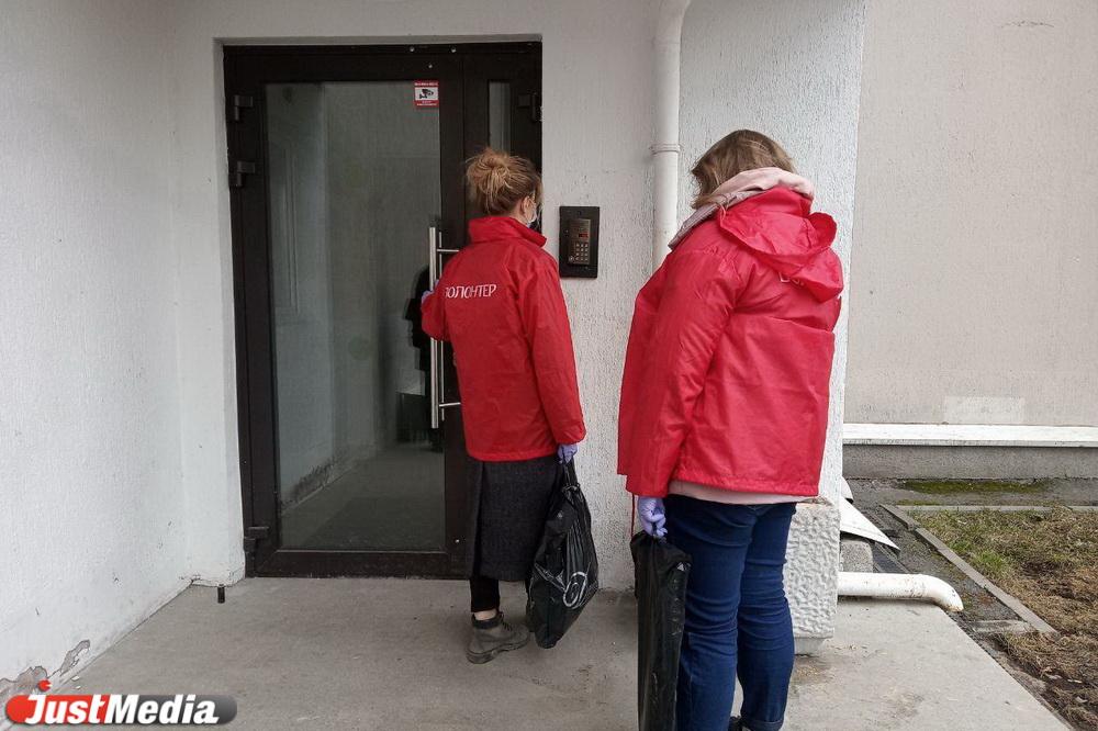 Дезинфекция телефонов и бесконтактная доставка. Как волонтеры УрФУ помогают пожилым людям пережить «карантин» - Фото 1