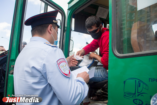 В Екатеринбурге показали, как ловят нарушителей масочного режима
