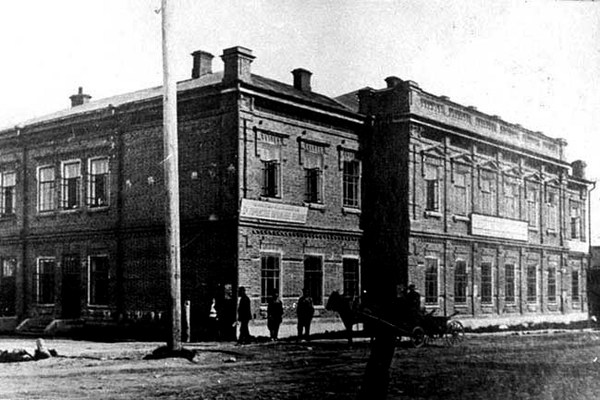 От женской гимназии до «шаромыги». История здания Земской школы на Добролюбова