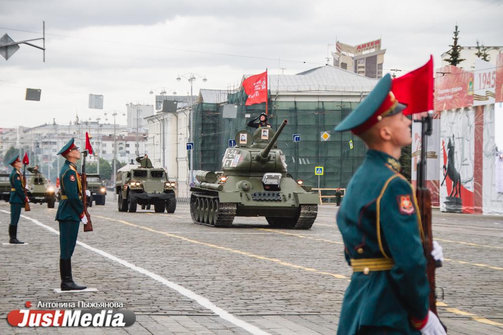 Сергей Безруков и театрализованная реконструкция. Смотрим, как в Екатеринбурге прошел парад Победы во время COVID-19 - Фото 1