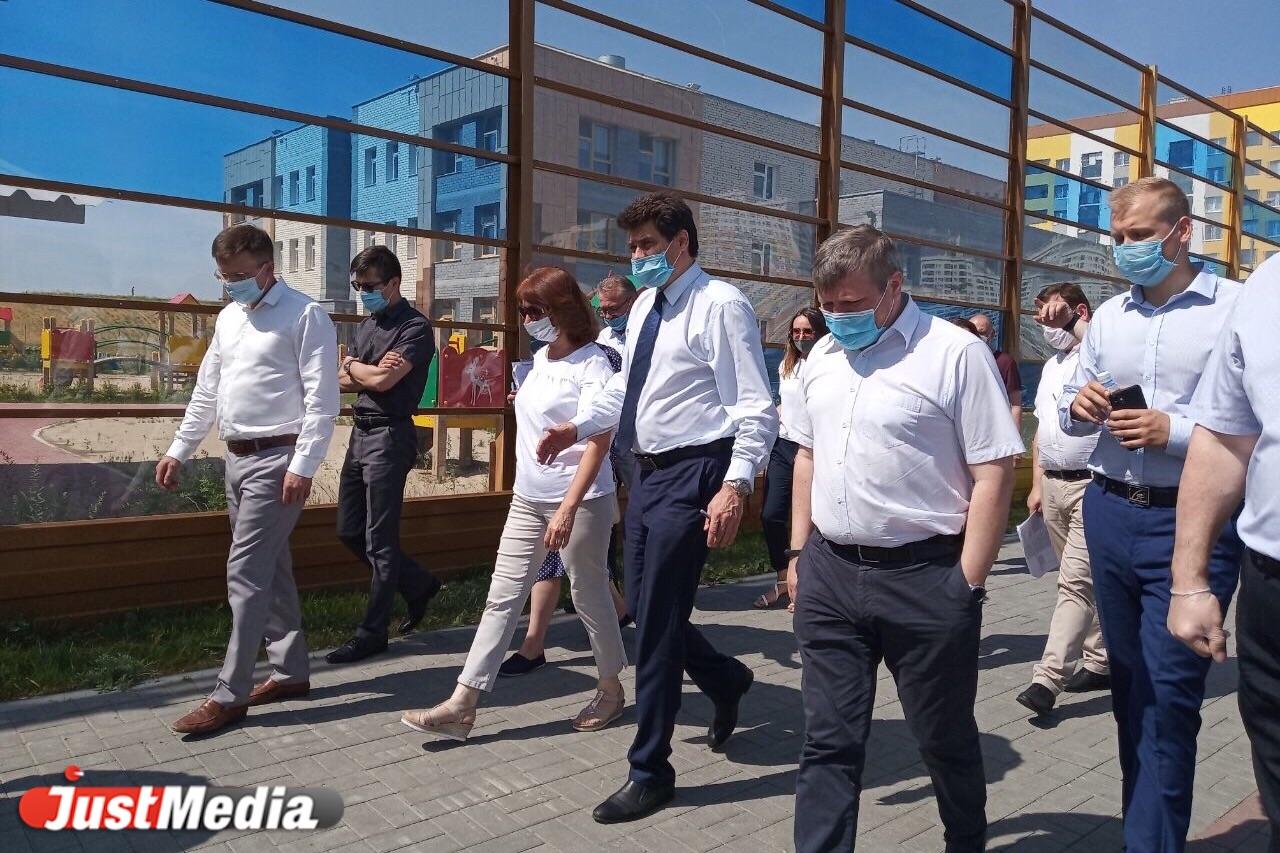 Администрация Академического, многоуровневые развязки и ржавая остановка. Репортаж с объезда мэра Екатеринбурга по Ленинскому району. - Фото 1