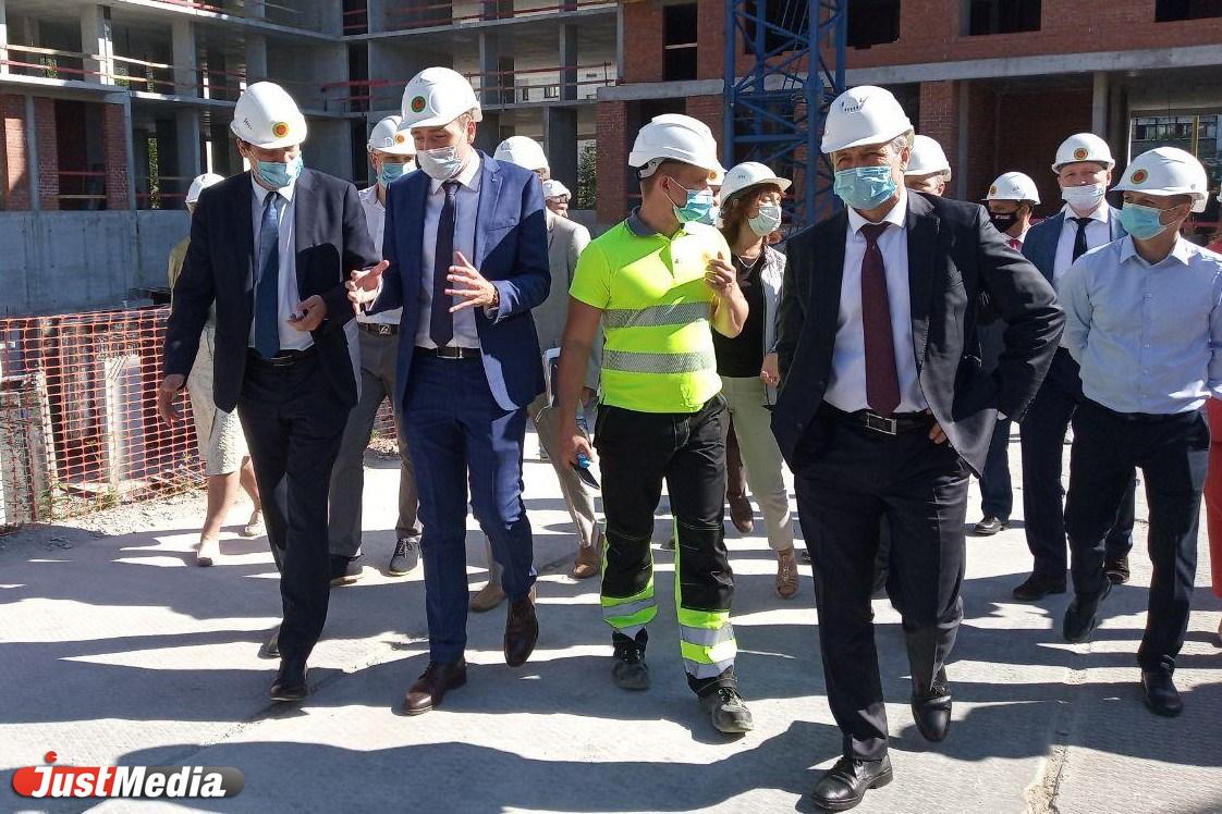 Реставрация сгоревшего ЦК, объекты Универсиады и недовольные жители. Рассказываем, как прошел объезд Александра Высокинского по Орджо - Фото 1