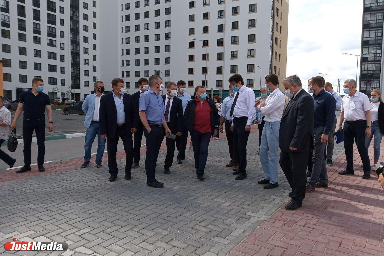 Бюст Григория Речкалова и благоустройство парка XXII Партсъезда. Александр Высокинский объехал Верх-Исетский район - Фото 1