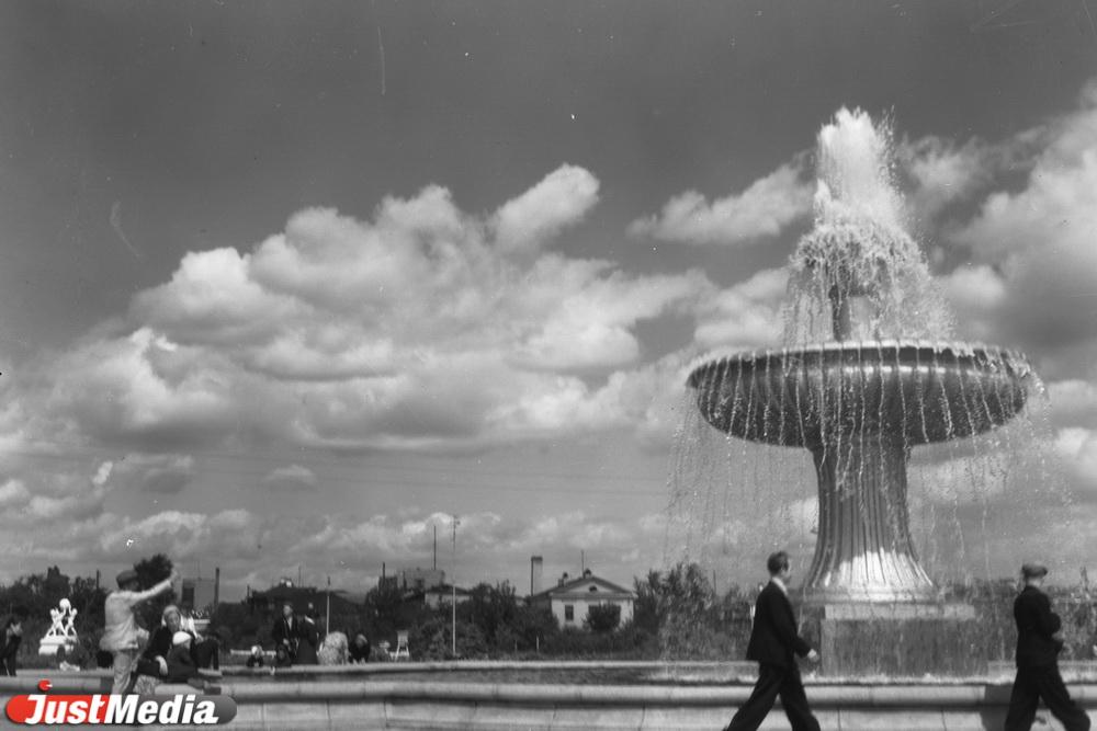 Полив из бочек, развозимых лошадями, и Сталин вместо фонтана-чаши. История появления Дендропарка на 8 Марта на месте Хлебной площади в Екатеринбурге - Фото 1
