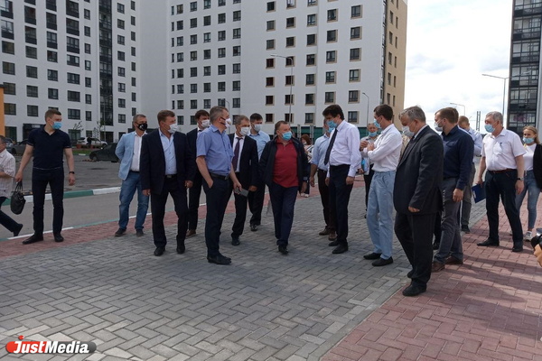 Бюст Григория Речкалова и благоустройство парка XXII Партсъезда. Александр Высокинский объехал Верх-Исетский район - Фото 1