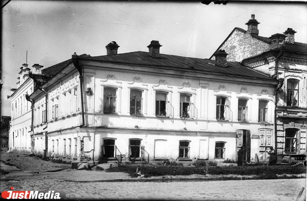 История дома на Розы Люксембург, где родился Николай Толмачев и была передвижная фотография Введенского в Екатеринбурге - Фото 1
