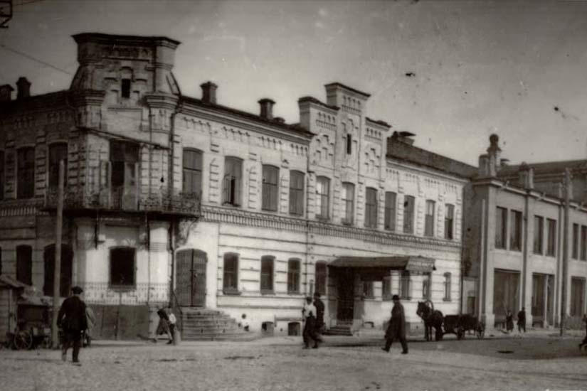 История дома купца Ермолаева на Вайнера-Малышева, где был ренсковый погребъ,  «Магазинъ изъ Саксонiи» и зубная лечебница - Фото 1