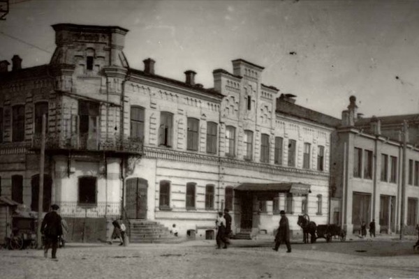 История дома купца Ермолаева на Вайнера-Малышева, где был ренсковый погребъ,  «Магазинъ изъ Саксонiи» и зубная лечебница