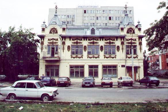 От зубной лечебницы до пивного ресторана. История усадьбы мещанки Блиновой  с высокими угловыми башенками на Вайнера - Фото 1