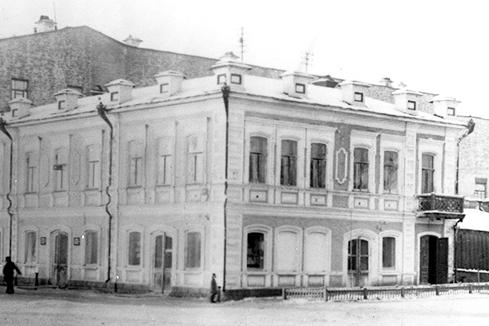 История дома Петрова на Покровском проспекте в Екатеринбурге, где лечили зубы, торговали лекарствами и керосином  - Фото 1