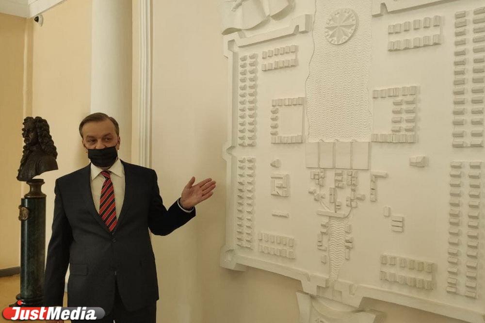 Неполная галерея глав и секреты совещаний вице-мэров. В мэрии Екатеринбурга прошла экскурсия в честь Дня местного самоуправления - Фото 1