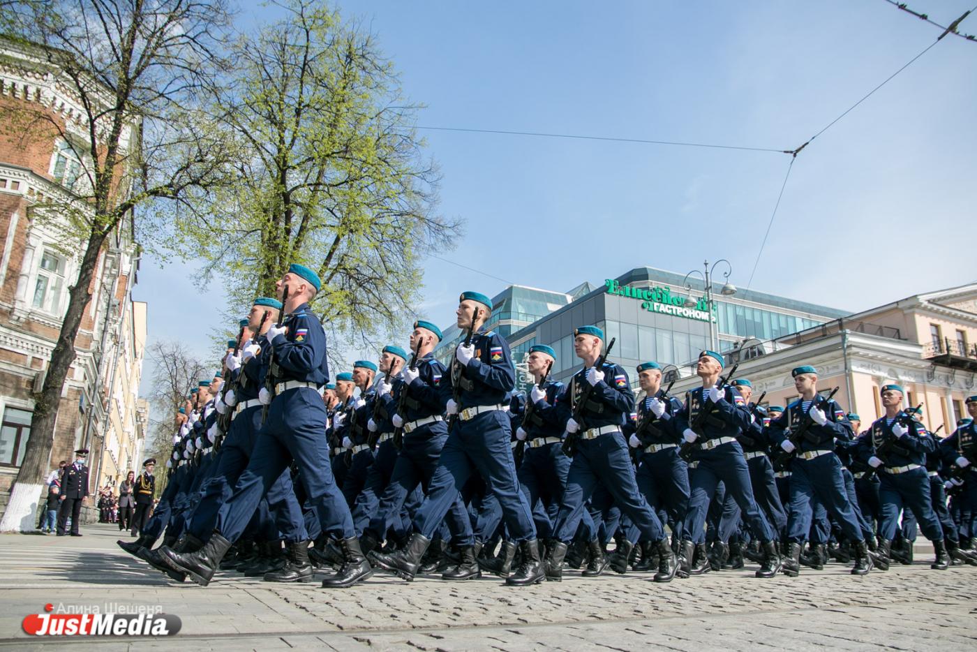«Тигр» и «Терминатор». В Екатеринбурге на параде Победы представили новейшую военную технику - Фото 1