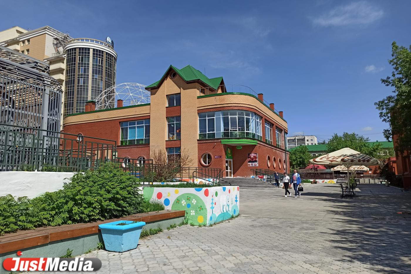 Какие бананы привозят приматам и кому из животных приносят какао. В екатеринбургском зоопарке открылось новое здание кормокухни - Фото 1