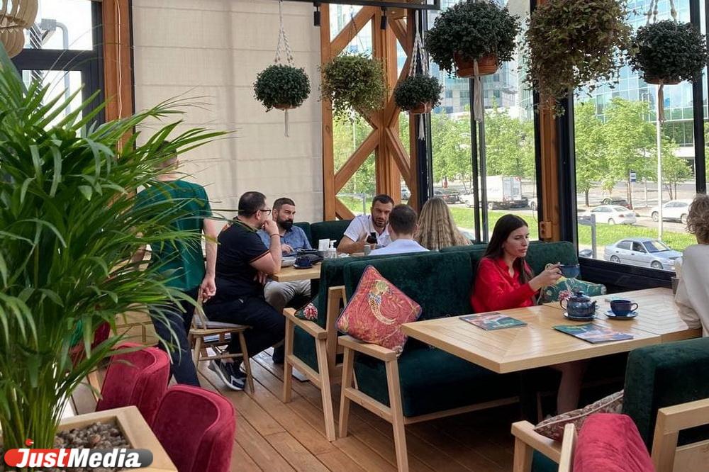 Качели, песочницы и много цветов. Исследуем лучшие летники екатеринбургских ресторанов - Фото 1