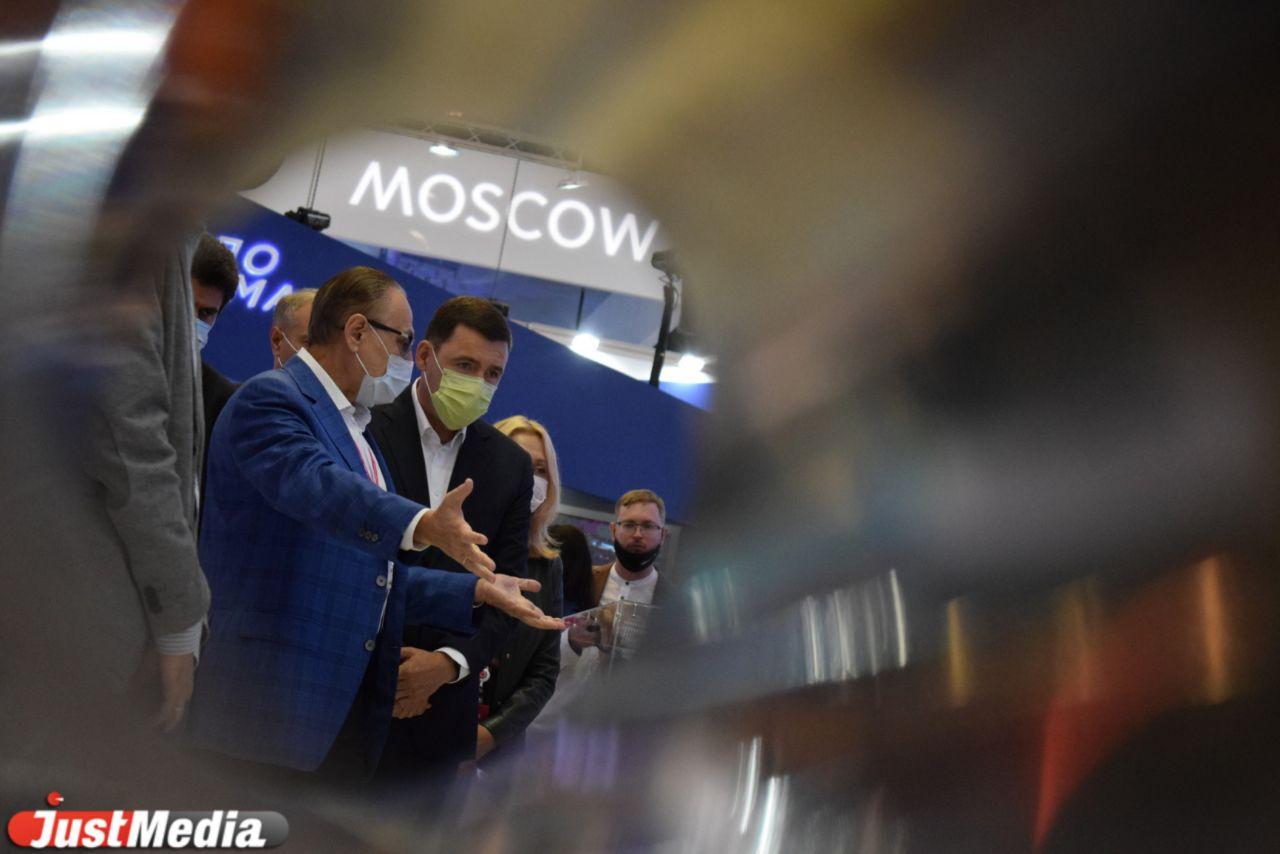 Свердловскому губернатору показали главные стенды ИННОПРОМа: лекарство от ковида, модный итальянский вертолет и троллейбус на батарейках - Фото 1