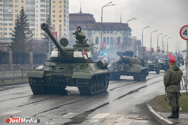 По улицам Верхней Пышмы прошла техника, воевавшая в Великую Отечественную войну - Фото 1