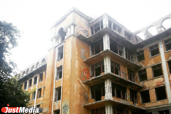 Призрак главврача, дух девочки с плюшевым мишкой и комната времени. Знакомимся с ужасающими легендами заброшенной больницы в Екатеринбурге