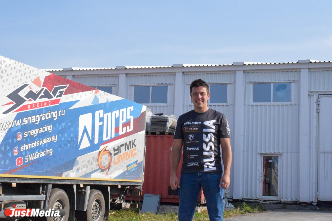 «Гонка вооружений в мире автоспорта идет без остановки». В ангаре под Горным Щитом создают новый болид, на котором Сергей Карякин будет покорять Dakar 2022 - Фото 1